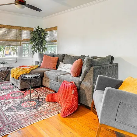 Walk To Parks And Golf Artsy Bungalow In Lakeland!